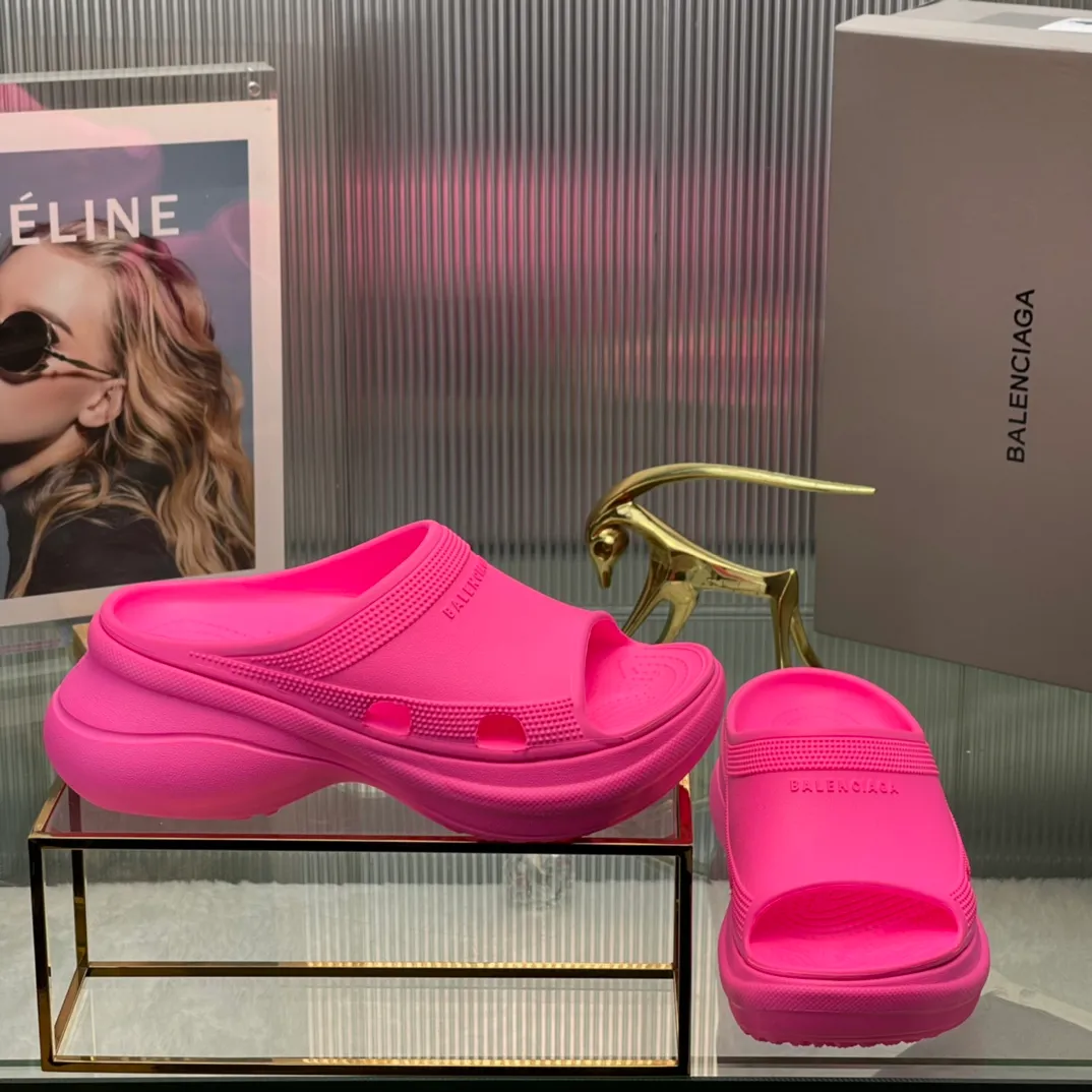 👟👟Ex-factory price 380👟👟 35-41 ‍🔥 ‍🔥 ‍🔥Balenciaga’s latest hole-in-the-wall slippers are now available! 🎉🎉🎉A sandal that is popular on Instagram, 🎊🎊🎊 and all major platforms of Xiaohongshu! Made of high-tech materials and molded in one piece, it is lightweight, wear-resistant, and waterproof! ✨✨✨ The heel height is 6CM. The colors are being added one after another to meet your various color combinations and different needs. A very cost-effective product!